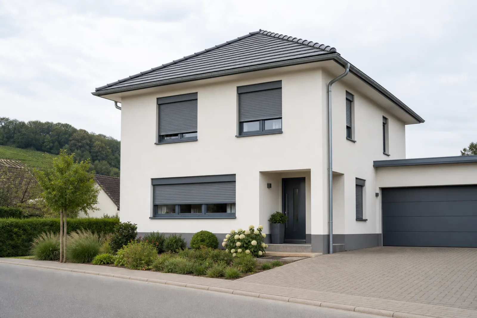 Wohnhaus mit neutralen grauen Rolläden als Symbolbild für Rolladen Reparatur in Leobendorf