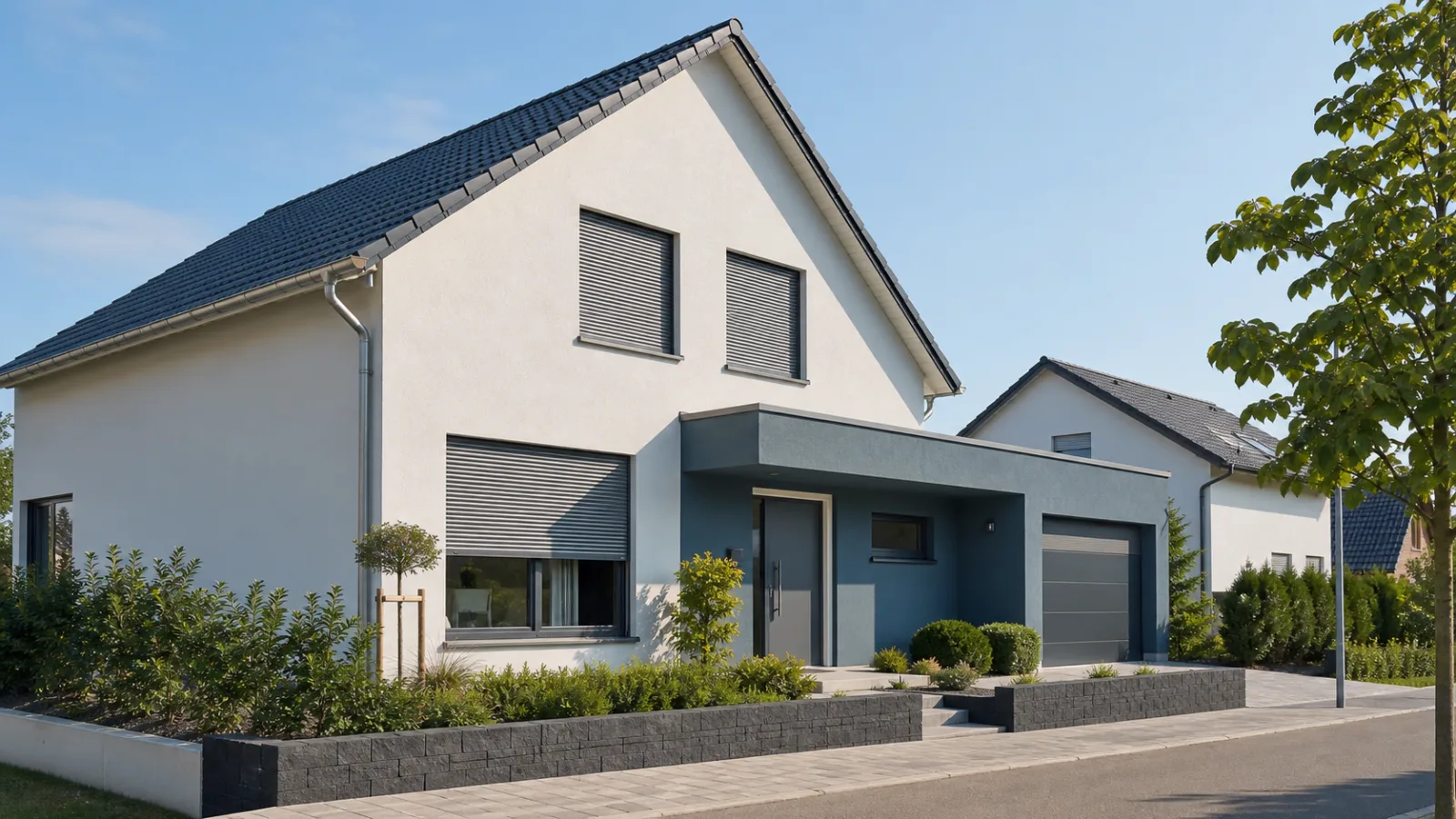Wohnhaus mit modernen grauen Rolläden als Symbolbild für Rolladen Reparatur in Spillern