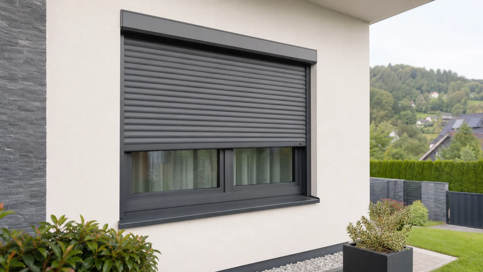 Wohnhausfassade mit grauem Rolladen und Fuehrungsschienen fuer Rolladen Reparatur in Hinterbruehl