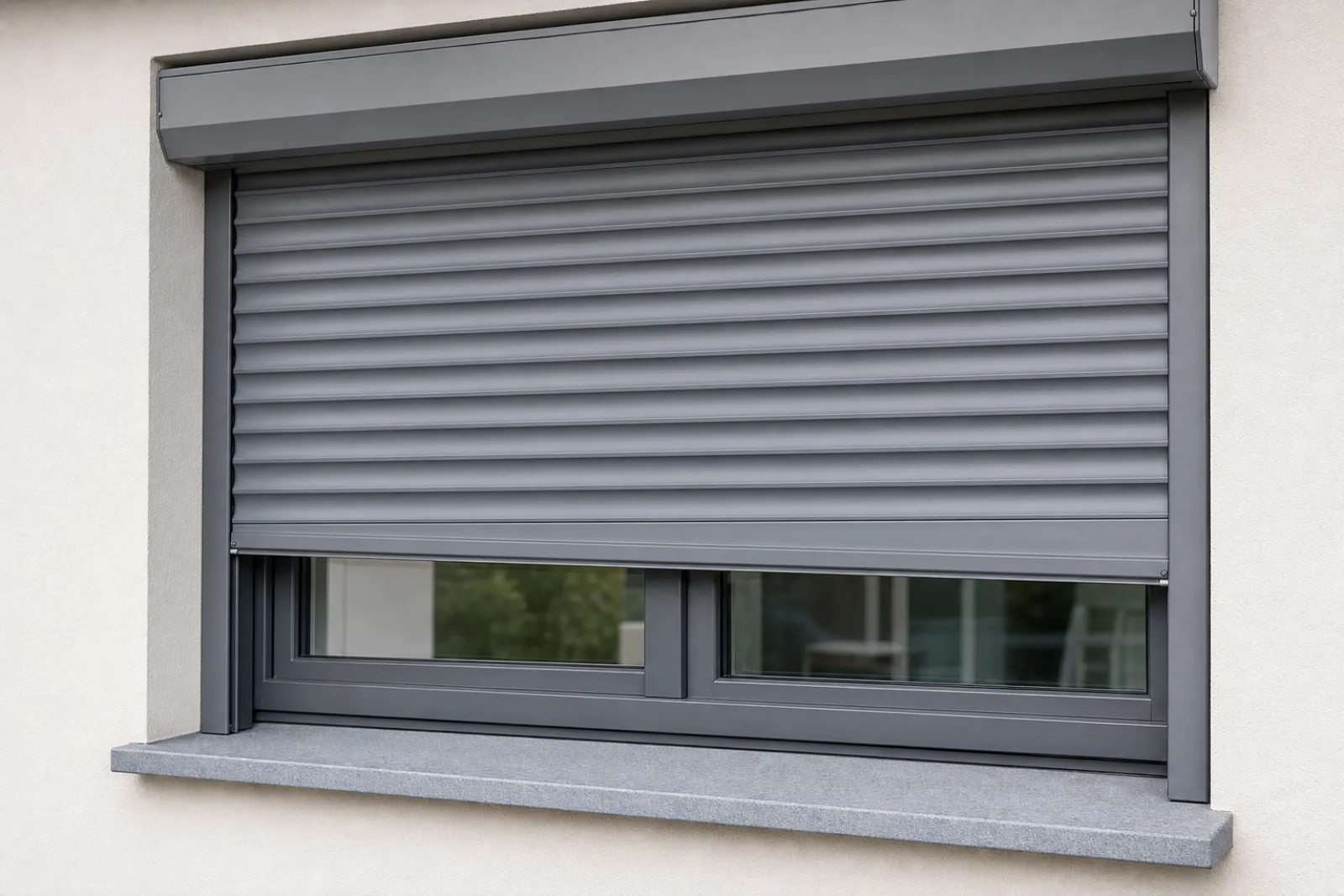 Neutraler grauer Rolladen mit kleinem Abstand zur Fensterbank nach dem Stoppen