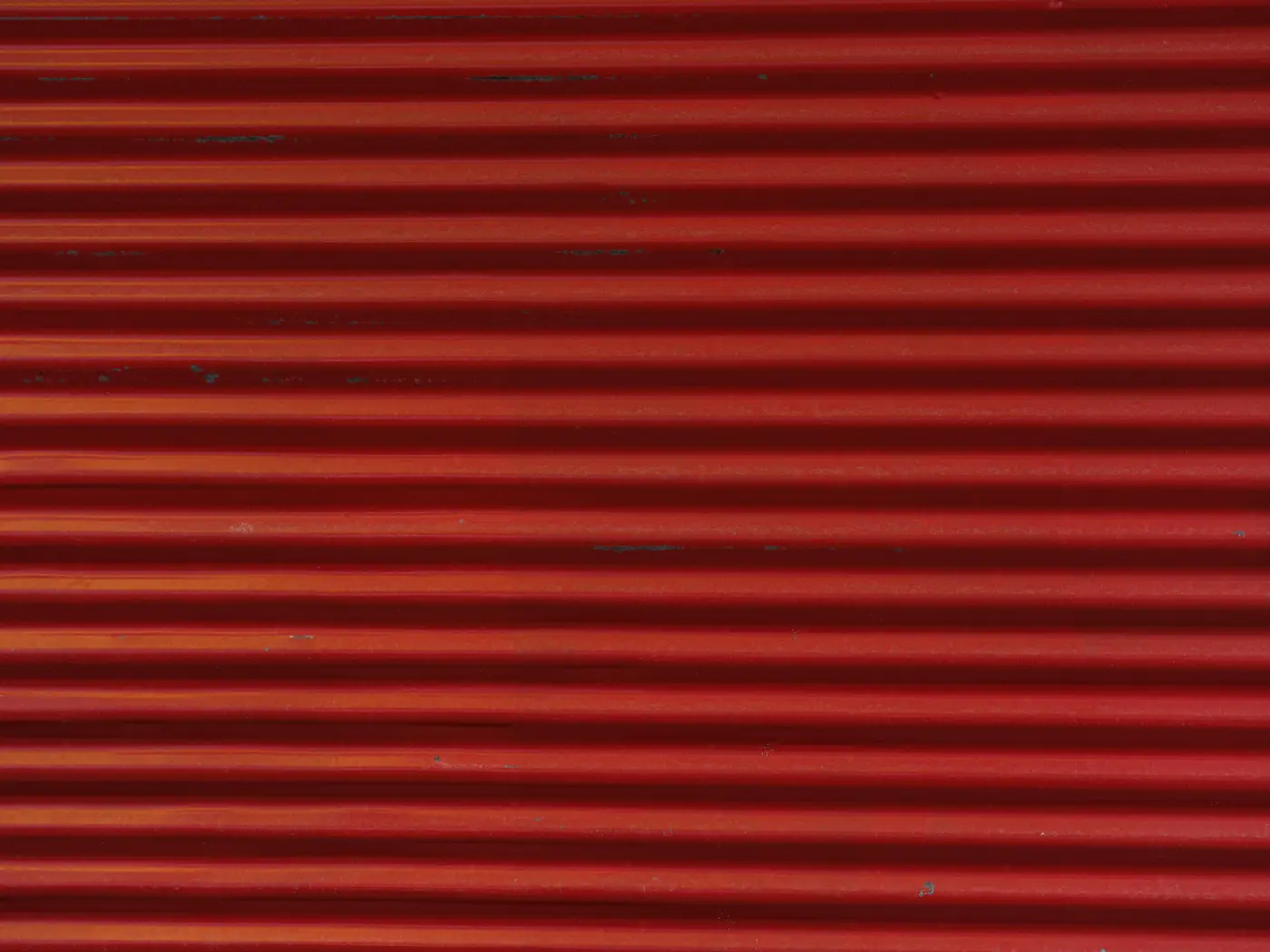 Nahaufnahme eines Rolladenpanzers mit Lamellen und Führungsschienen